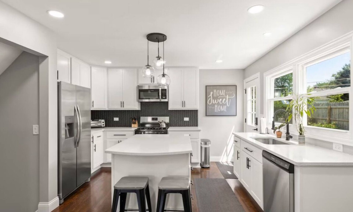 Elmhurst House | NEW MODERN HOME CLOSE TO EVERYTHING!