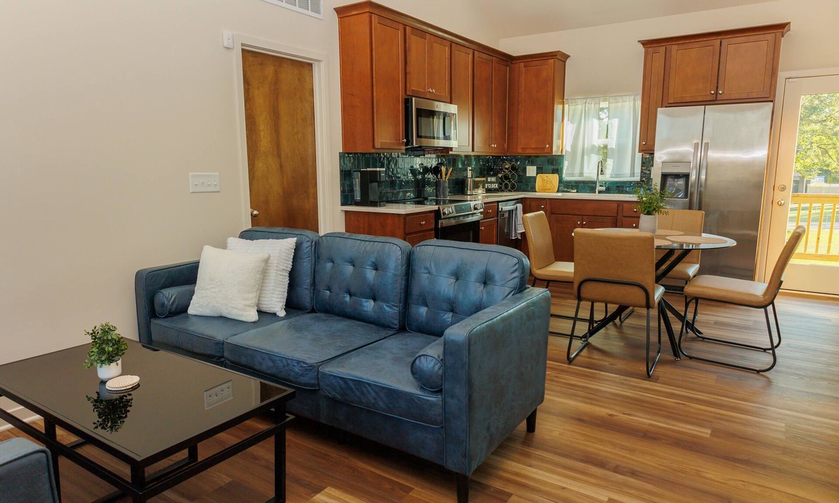 Grandview House | NEW Modern Home Near KC Attractions