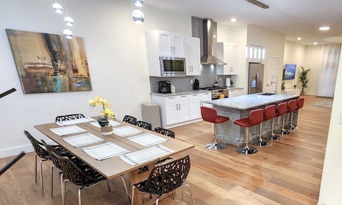 The Gate House | NEW Modern & Luxe 5BDR House. Sleep 14. Downtown 5min away