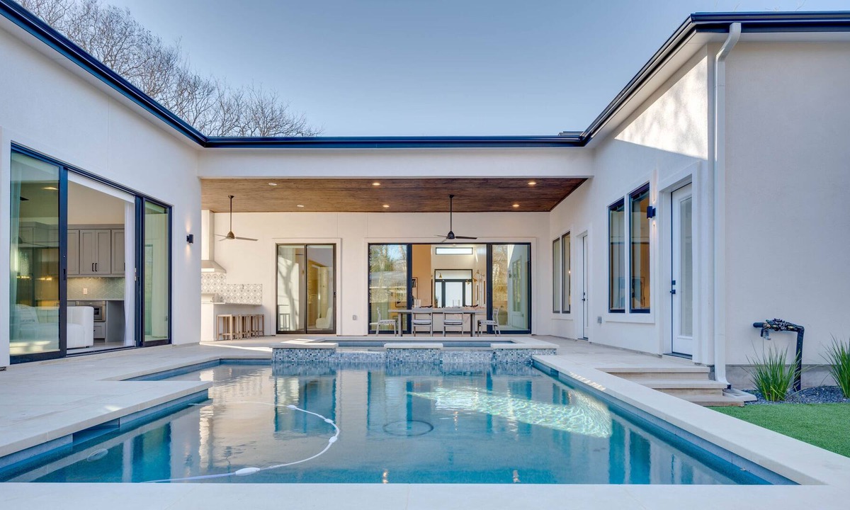 Allandale House | New Modern Luxury! | Pool/Spa | Casita l Close to Downtown l 9 Beds