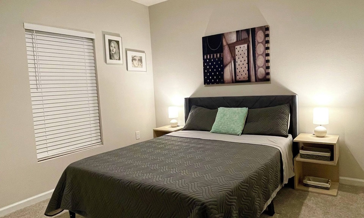 Dundee Apartment | New Modern Studio/Guest House in serene Dundee, Great Location, Smoke-Free