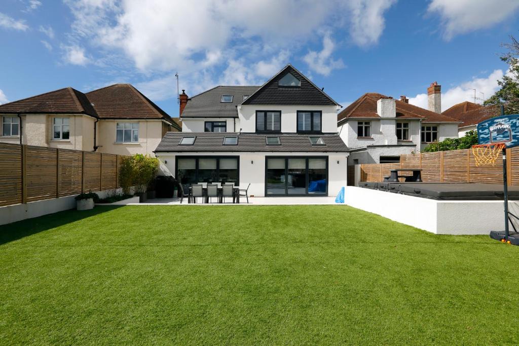 Hove House | *NEW* Modern stylish 4 bedroom home with parking**
