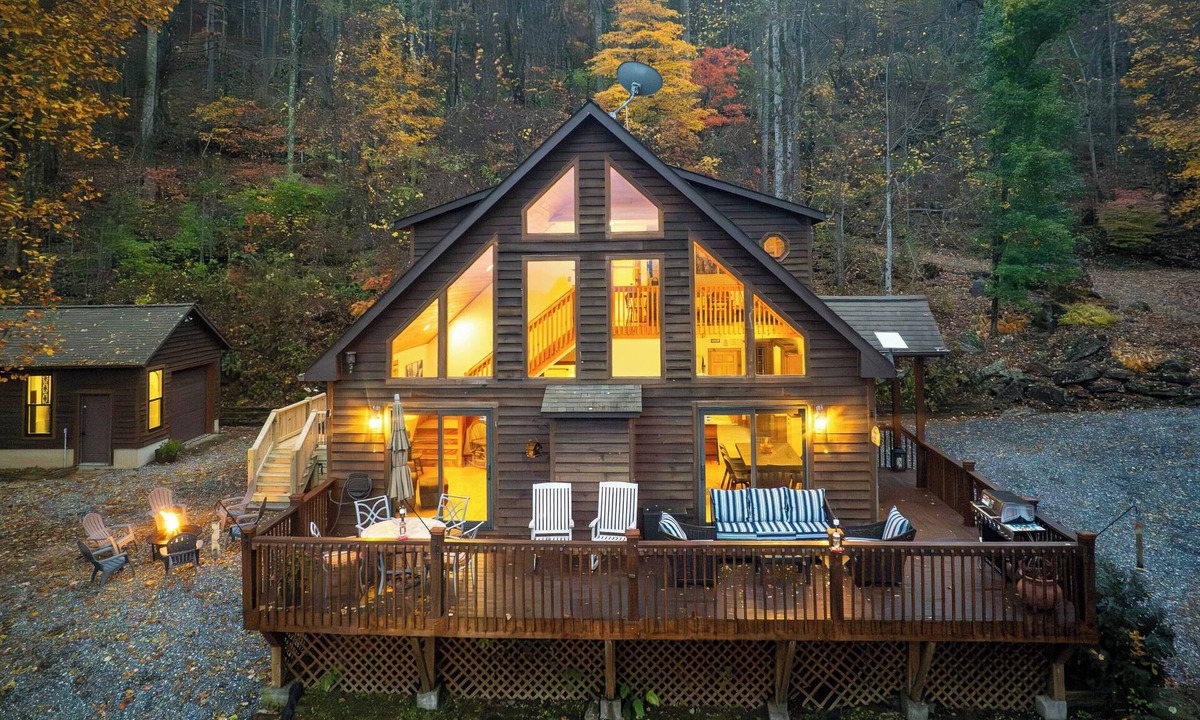 Whittier Cabin | NEW - Mountain Retreat with Amazing Views + Hot Tub + Pets welcome + Firepit