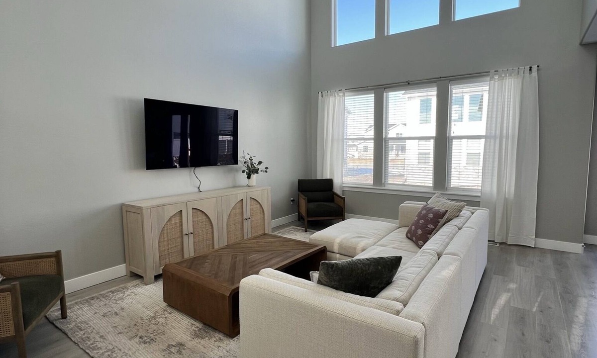 Springville House | -NEW- Mountain Views & Natural Light