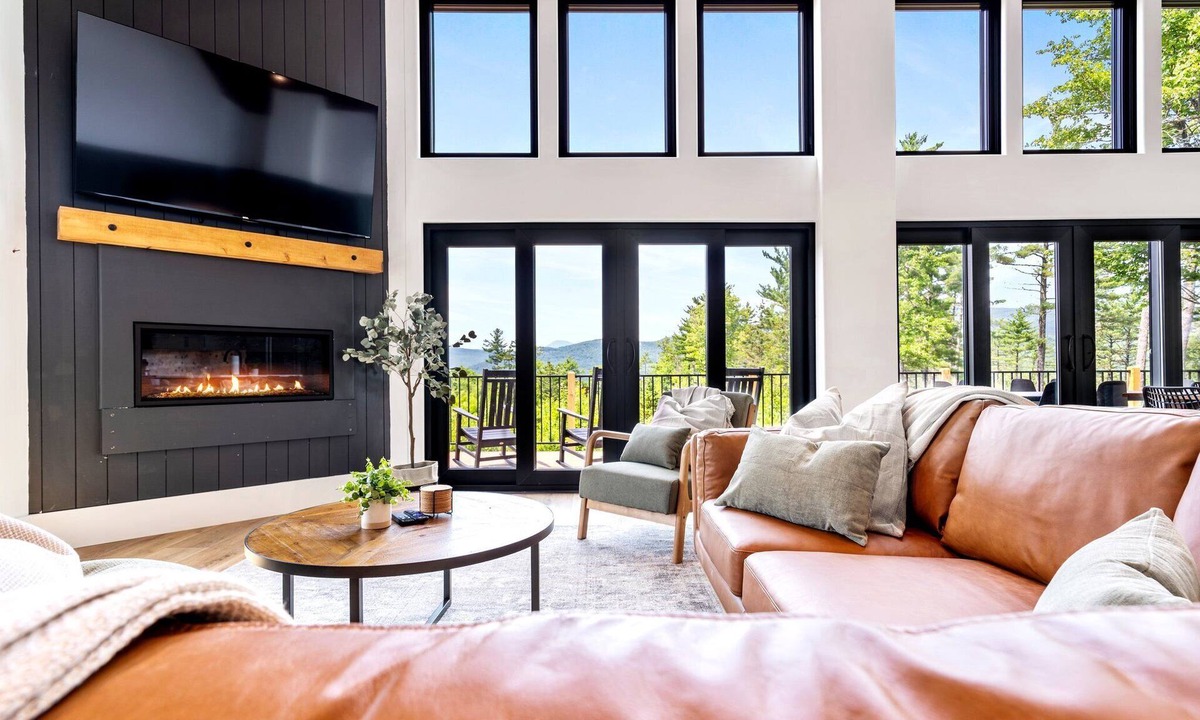 Sunday River Area Cabin | New Mtn View Cabin with Hot Tub and Games