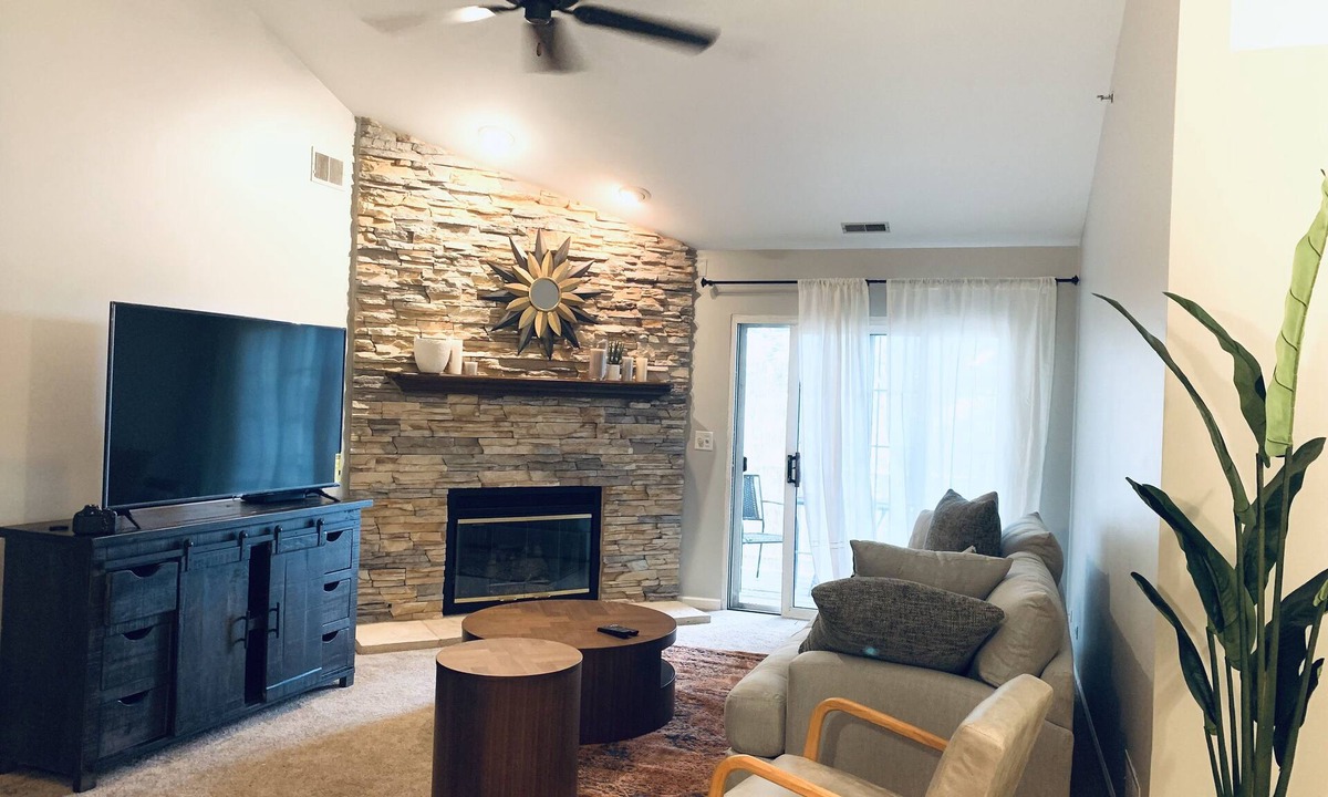 Naperville Condo | NEW Naperville 2br Condo w/Private Deck