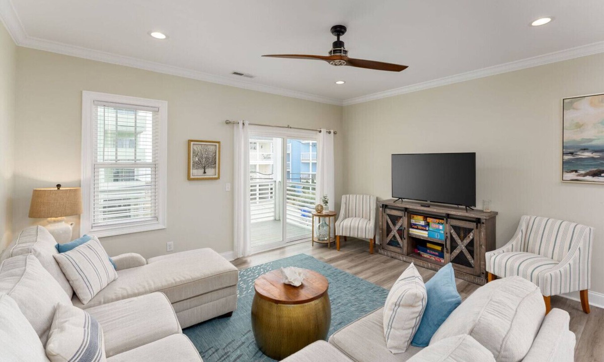 North Carolina Coast House | *NEW* Ocean Views + Steps to the Sand + King Bed