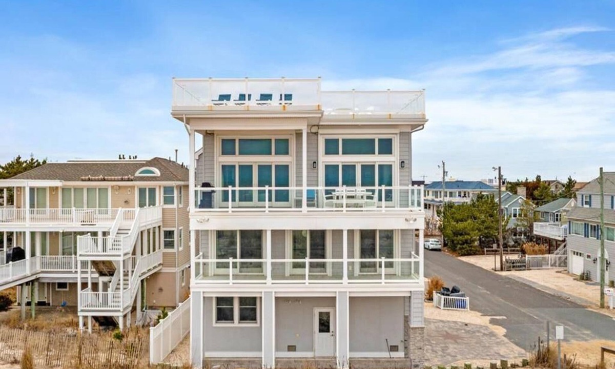 North Beach Haven House | New Oceanfront in Peahala Park . Sleeps 11 .