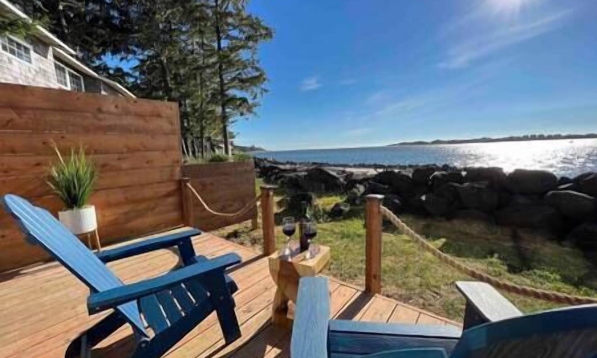 Bayshore House | New! Oceanfront Romantic Retreat/Outdoor Jacuzzi