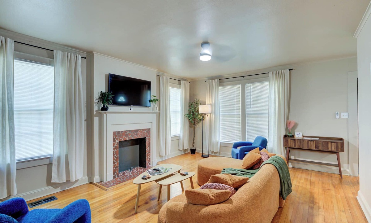 Highland Historic District House | New owner special! Cute, clean, and comfy Highland charmer.