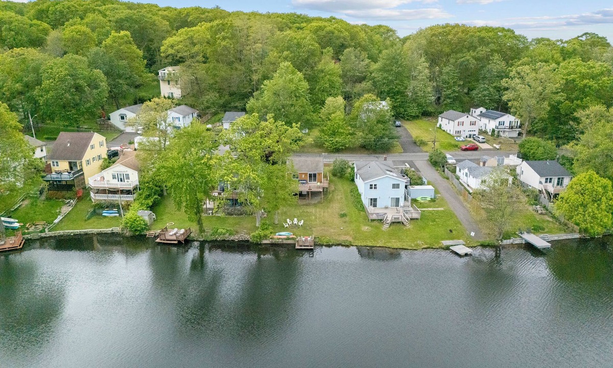 Plymouth House | NEW! Peaceful lakefront Getaway house