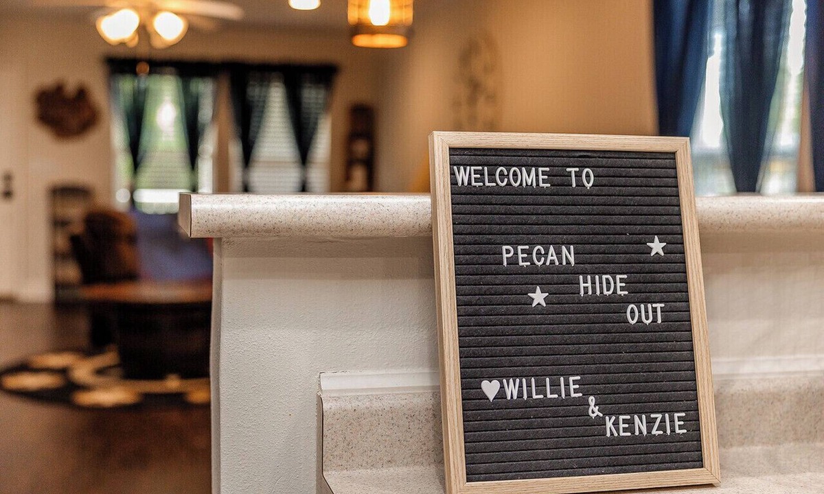 Brenham House | New! Pecan Hide Out is a rustic home with fire pit and tree house!