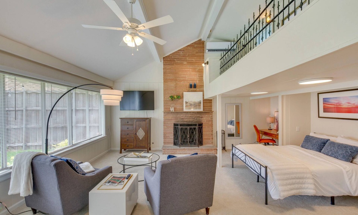 Lakewood Heights Apartment | NEW pet friendly! Glam Studio on Greenville Avenue