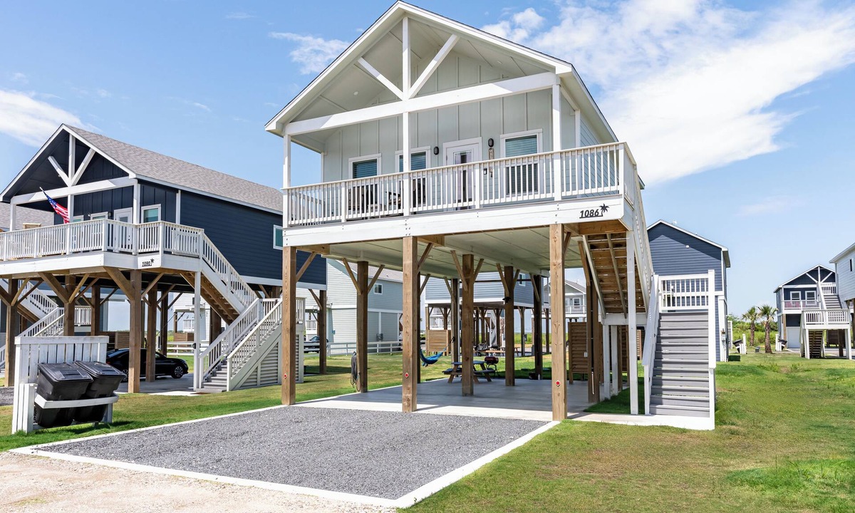 Port Bolivar House | New Pool 🏖️ 4 Min Walk to Beach ⛵️RV/EV Hook-up, Obser Deck, Pond, Karaoke set!