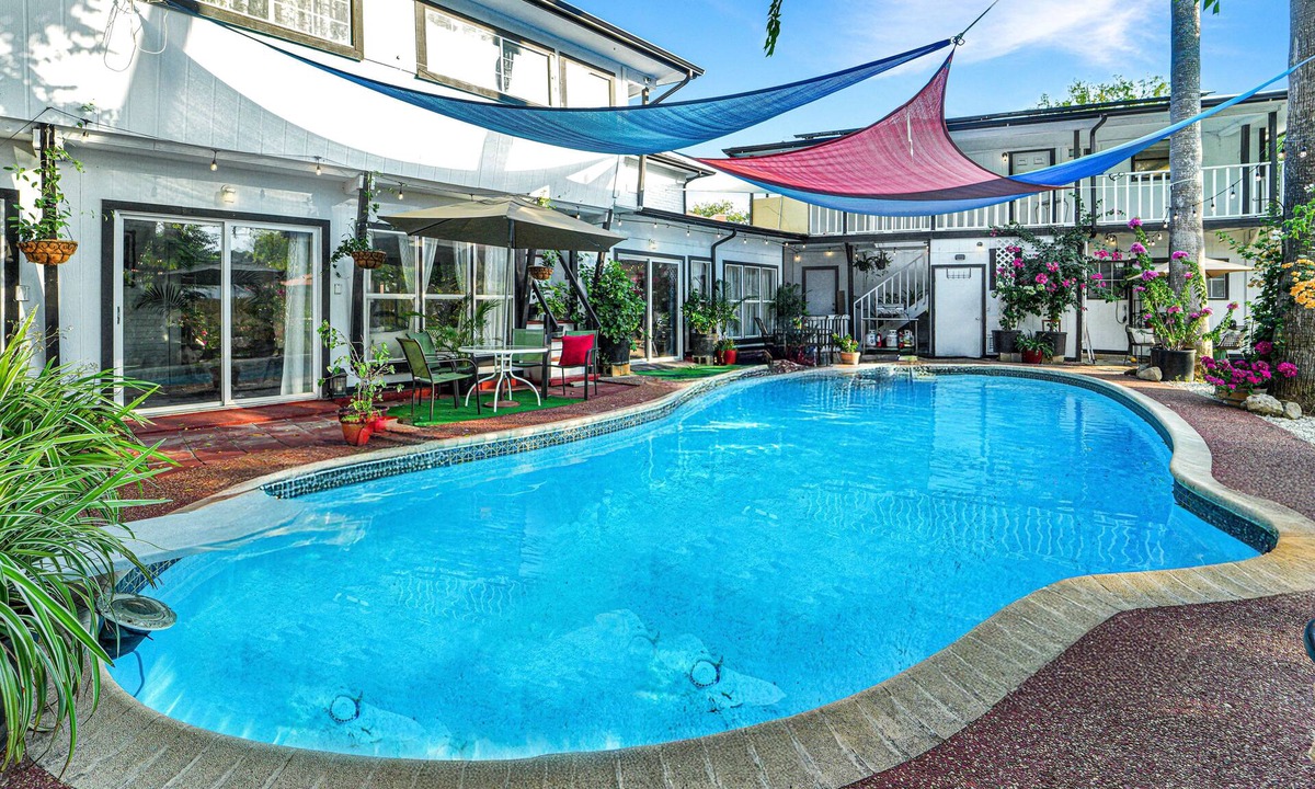 Heritage House | New! Pool, Continental B'fast, 3 mi to Sea World!