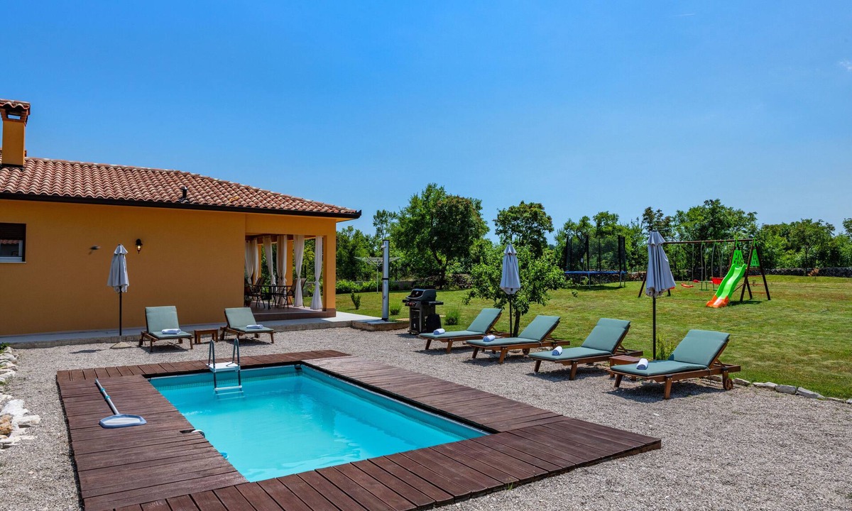 Sumber Villa | New pool villa, private 4000 sqm garden