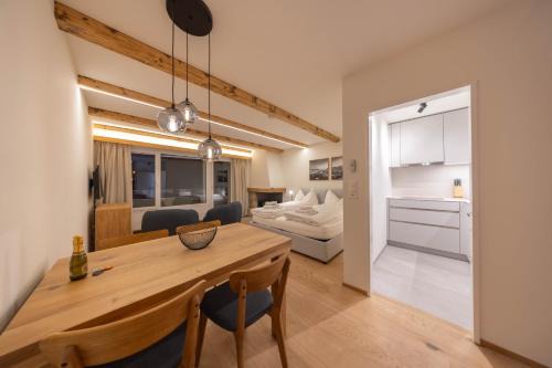 Champfer Apartment | New Premium Studio with eFireplace, Pool & Sauna