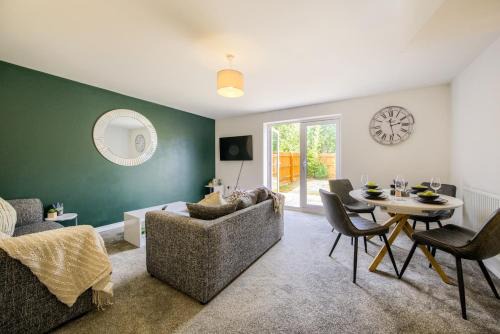 Kinlet House | NEW! Private Driveway, Spacious, 2 Bathroom, Fast WiFi