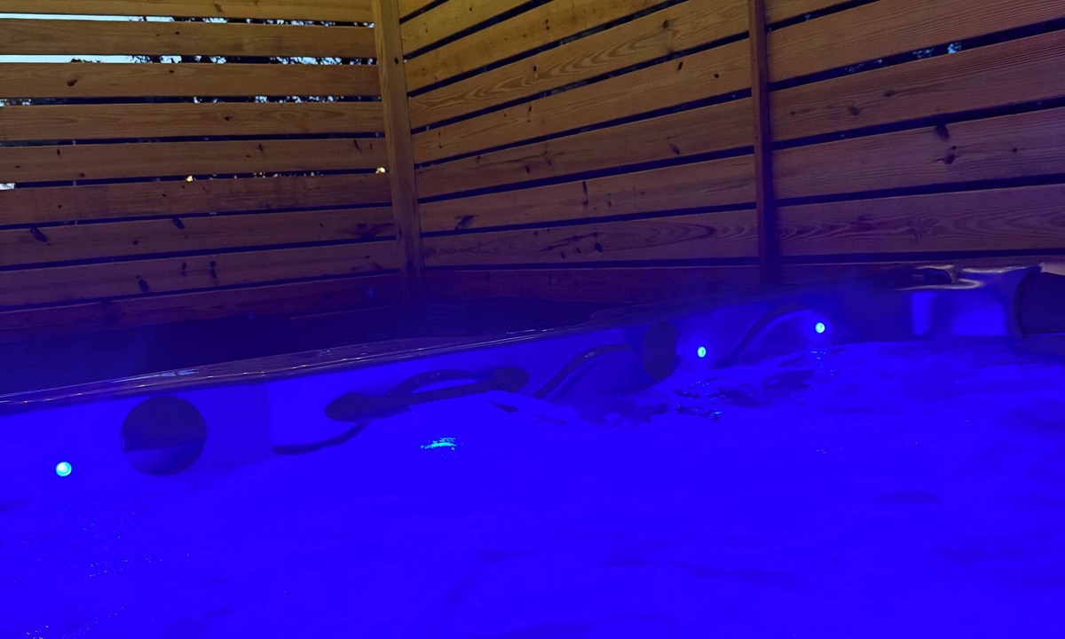 Kedron Cabin | NEW PRIVATE Quiet Cabin~Mountain Forest View~HOT TUB~3 KING BEDS~FIRE PIT~1 ACRE