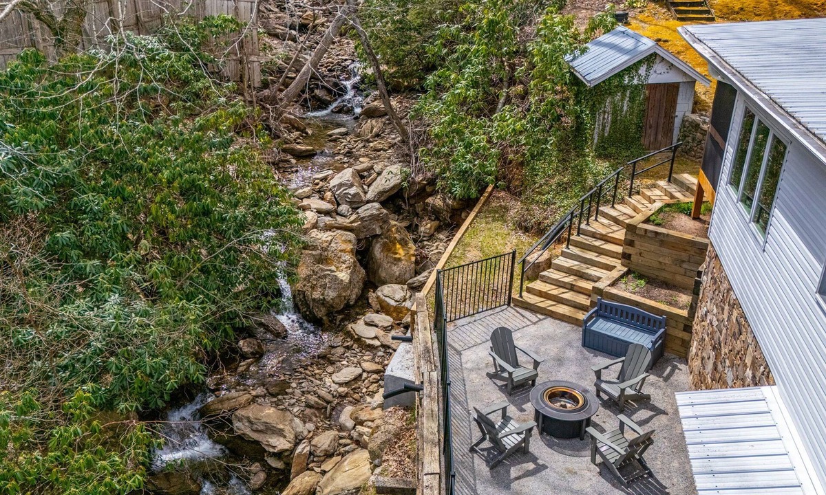 Celo House | New! Private Waterfall! King Suite~Pet Friendly