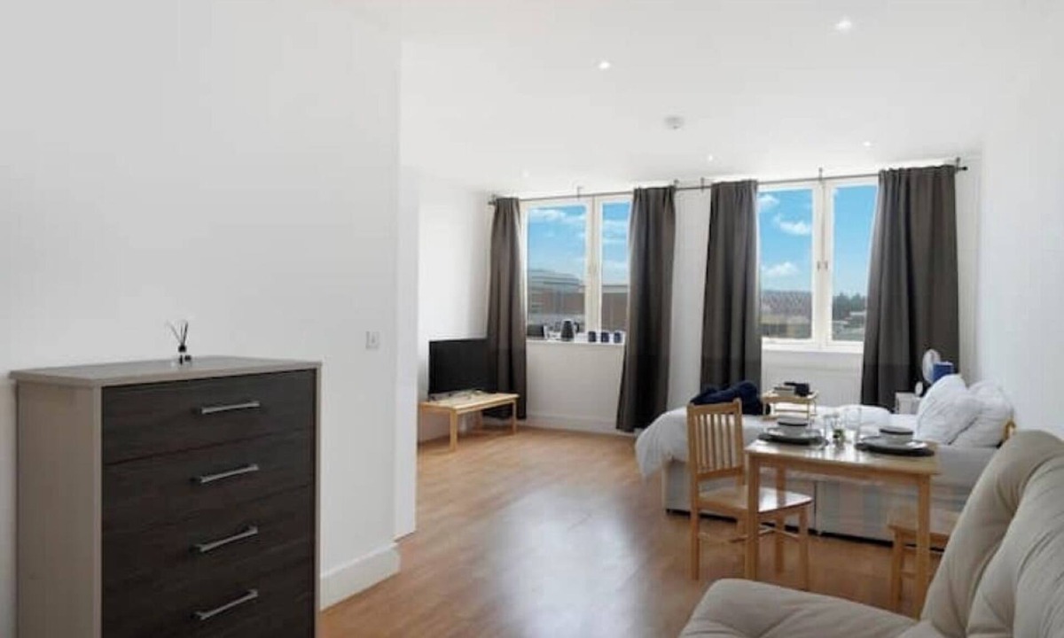 Watton at Stone Apartment | New Refurb Private Large Studio