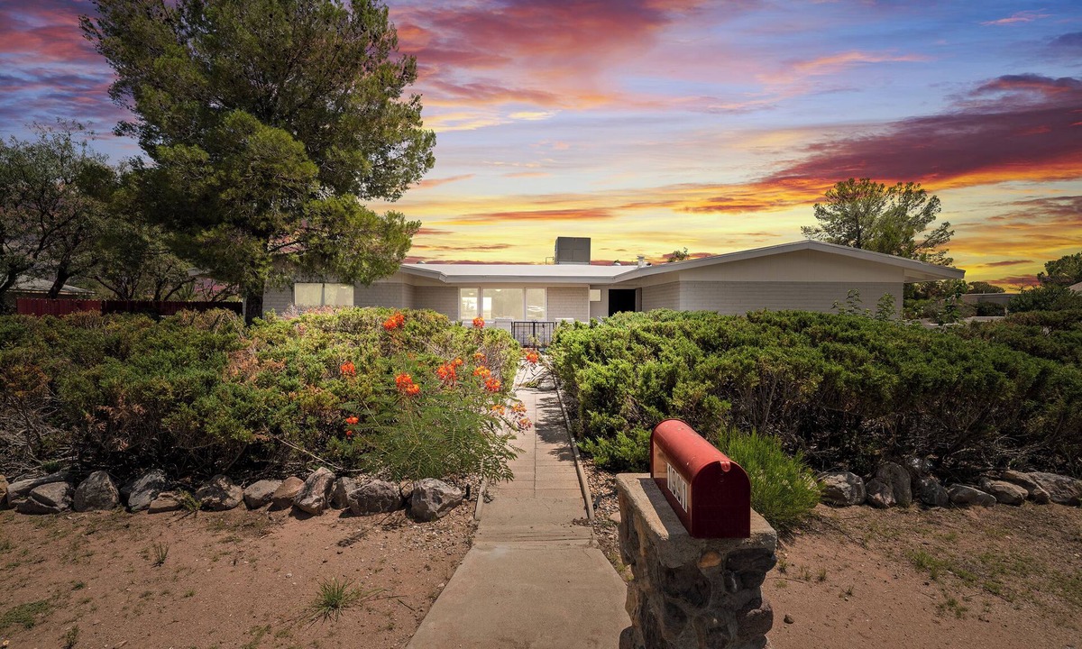 Sierra Vista House | NEW Remodeled 5BR/2BTH Home l Cozy and Spacious l Central Location l Big Yard