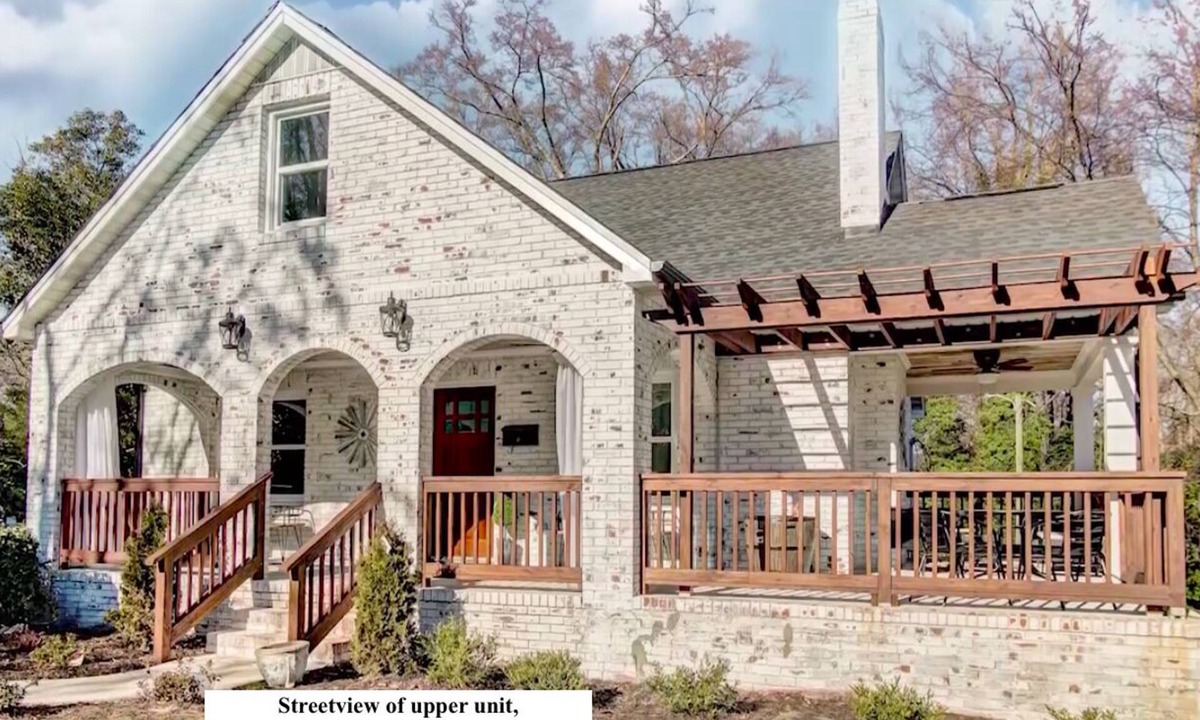 Enderly Park Apartment | NEW Remodeled duplex /6 mins from Airport, Downtown CLT & great food!