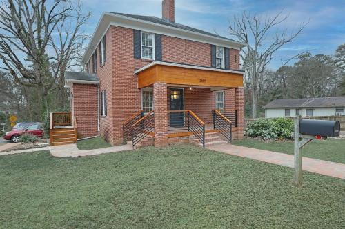 Durham Apartment | New & Renovated MCM Duplex 3 mi to DT Durham