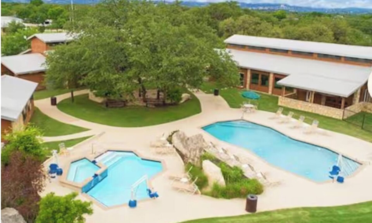 Hudson Bend Resort | NEW! Resort and Cozy Cottage