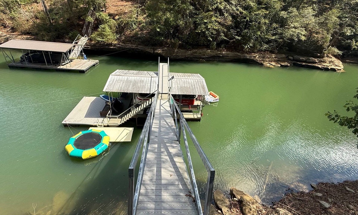 Jasper House | NEW Rustic Lakefront Retreat/Waterfall/5 BR