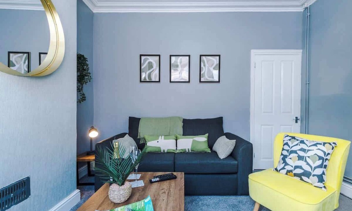 Newcastle-Under-Lyme House | NEW! Spacious Home, Ideal for Groups, FREE Parking