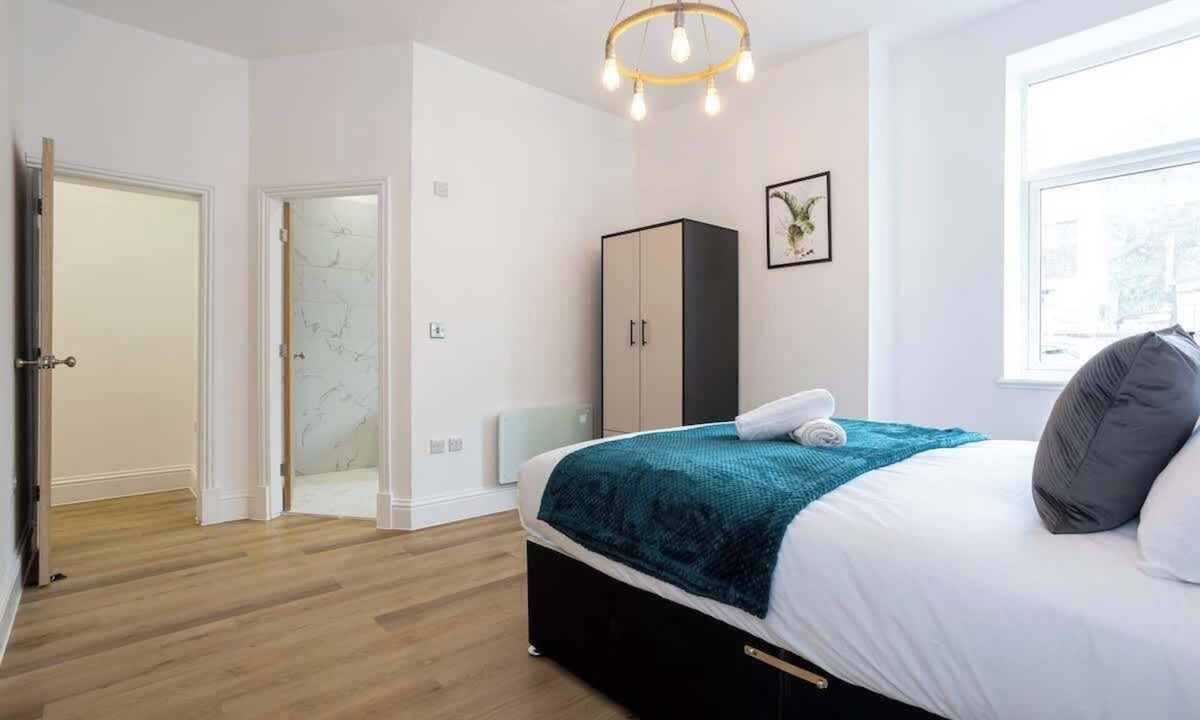 Little Hulton Apartment | NEW! Spacious Flat, Ideal for Business, Sleeps 4!