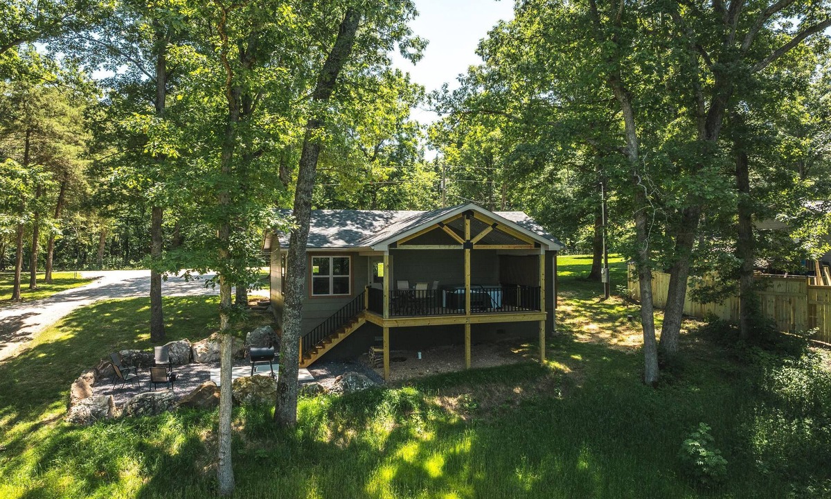 Steelville Cabin | *NEW * Spacious 2 bed, Hot tub, beautiful back deck overlooking Meramec River