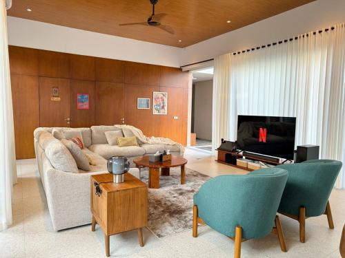 Ngamprah Villa | New Spacious 4 bedrooms Family Villa with Skyline View