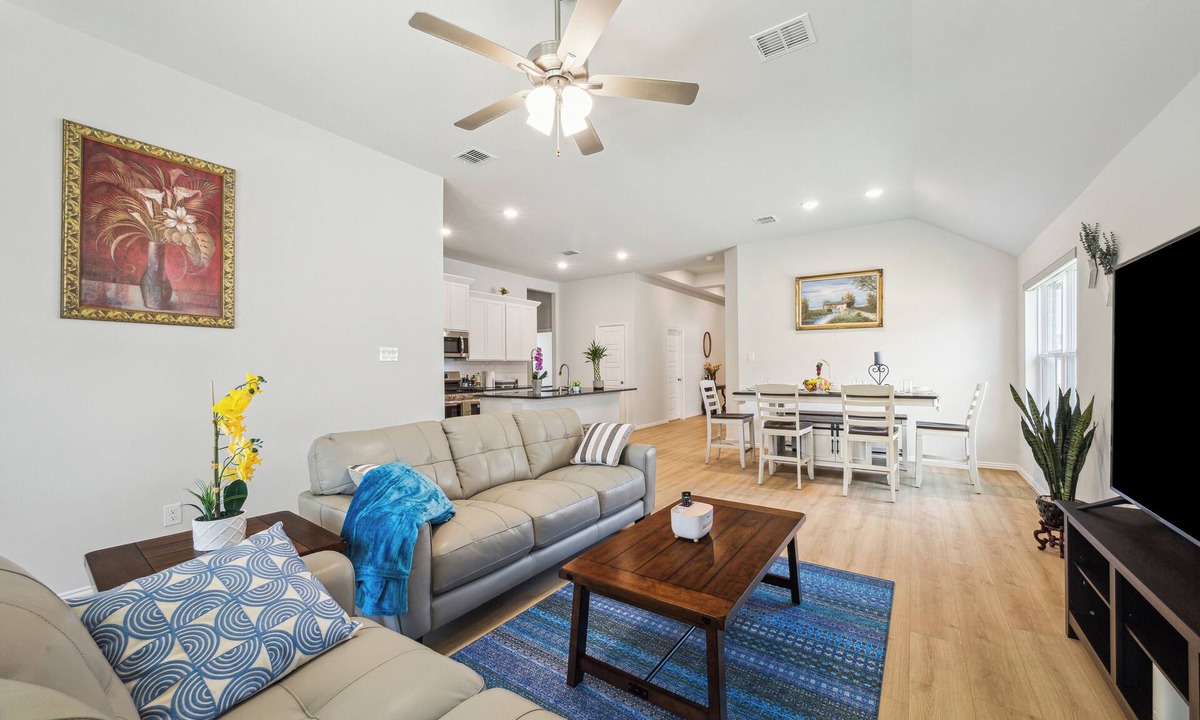 Friendswood House | NEW Spacious 4BR Sleeps 8 Safe Area Near NASA