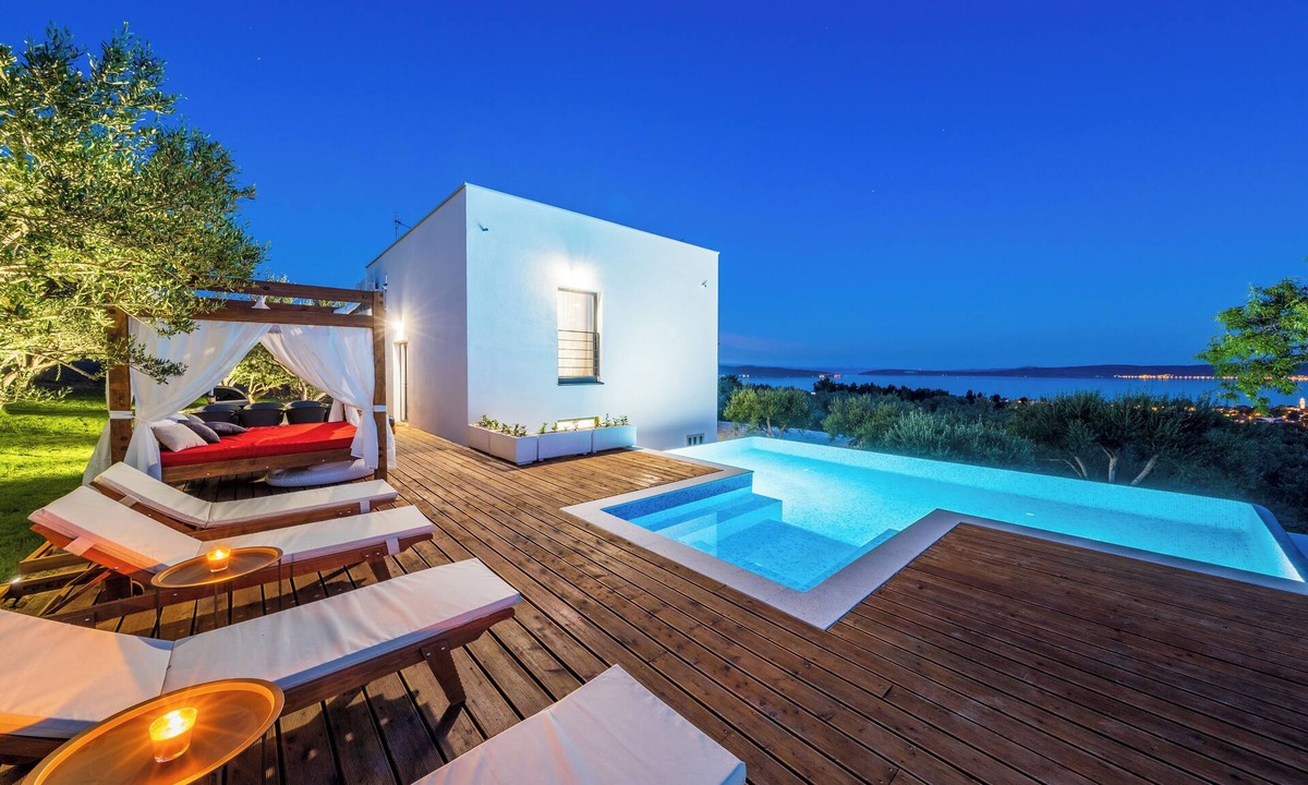 Kastel Luksic Villa | NEW Spacious 5-bedroom villa in peacefull Kaštel Lukšić with heated pool.