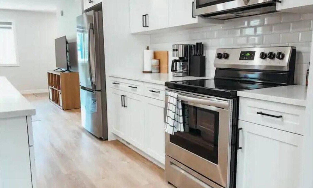Winnipeg Condo | New & Spacious 5 Bed /3.5 Bath Duplex in South Osborne