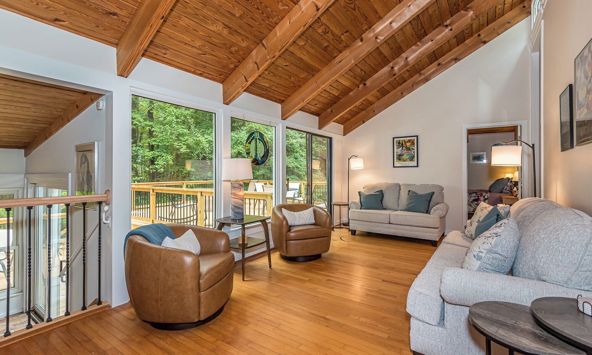 Creedmoor House | New! Spacious 5-bedroom house, Great deck, Pool, Close to Attractions