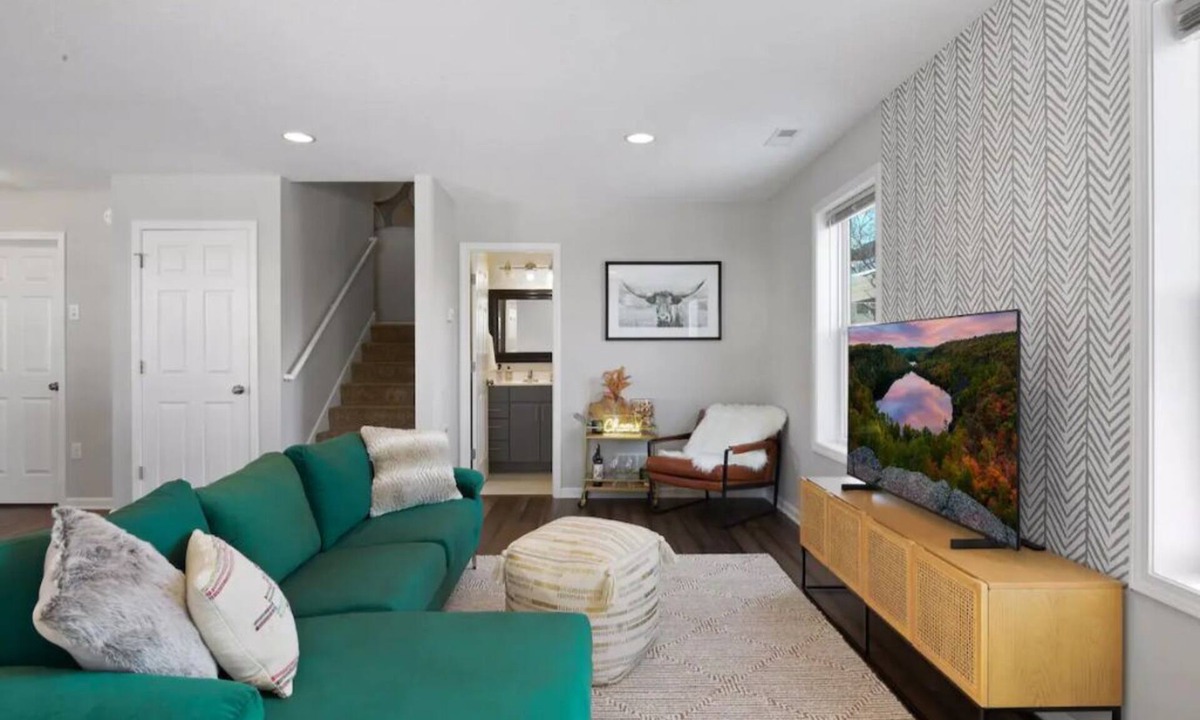 Carag House | NEW Spacious Abode | Bright + Modern Uptown Home
