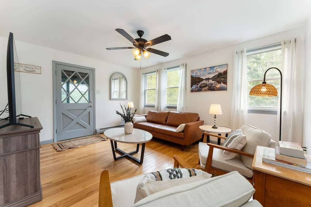 Hancock House | New Spacious Acadia Home with Pool!