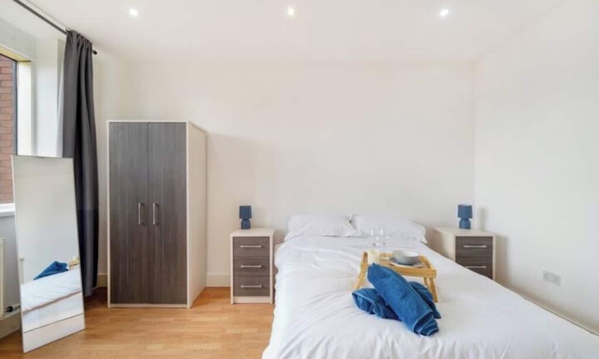 Borehamwood Apartment | New! Spacious Flat with parking