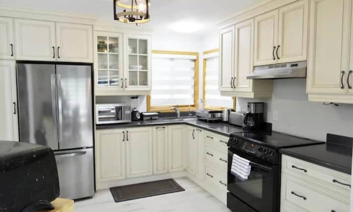Dongola Ski Chalet | New Spacious Lakefront Family Cottage w/BBQ & Toys