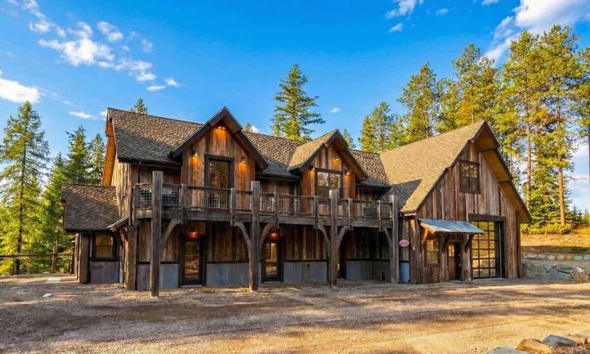 Whitefish House | New! Spacious Lodge | 3 Kings | Hot Tub & Fire Pit