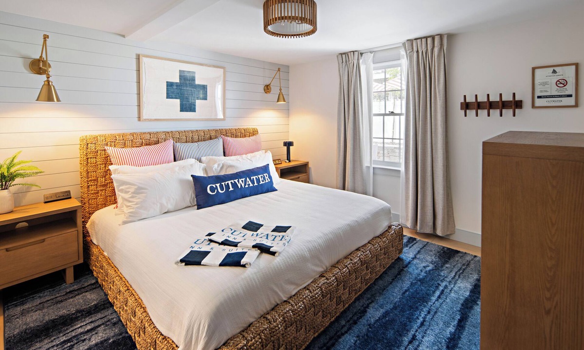 Newburyport Hotel | New Spacious Ocean King Suite l Jacuzzi Tub+Patio