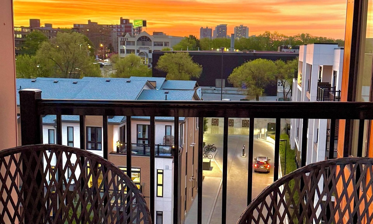 Toronto Condo | New Spacious & Quiet 2 Bed Condo with Parking