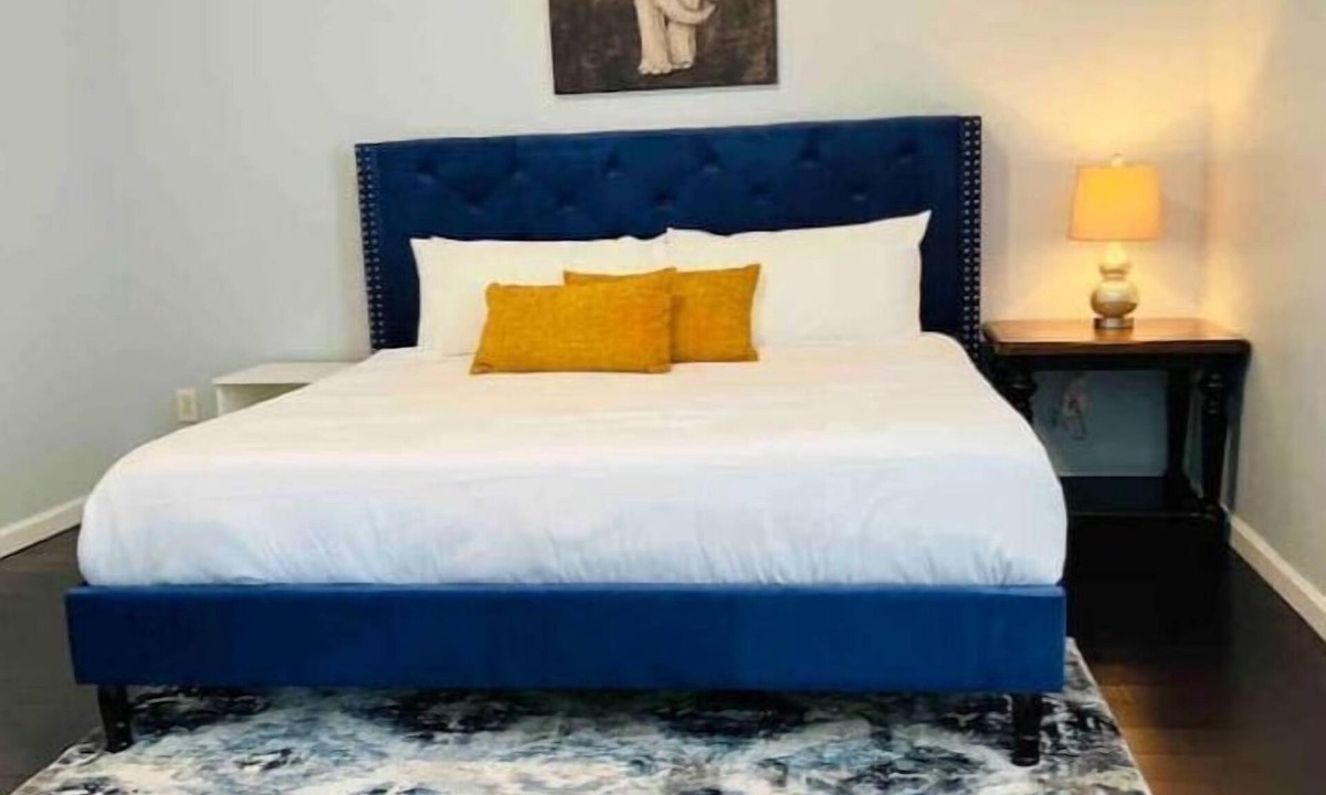 Sharon Hill Apartment | New Spacious Stylish King Bed Apt - Free Parking