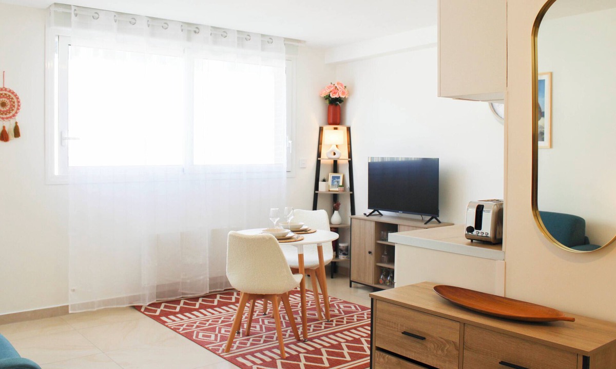 Bagnolet Apartment | New studio with balcony near Gallieni metro.