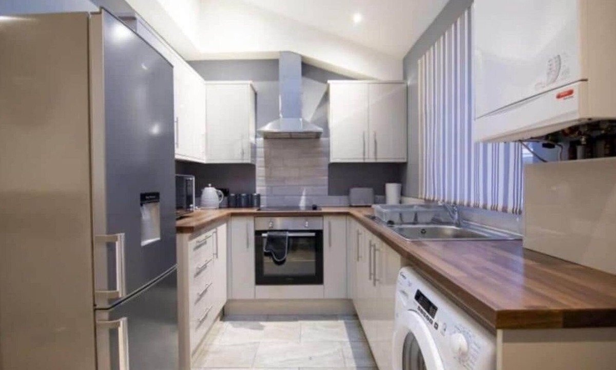 Bolton House | New Stunning Bolton Abode-Pool table-Parking