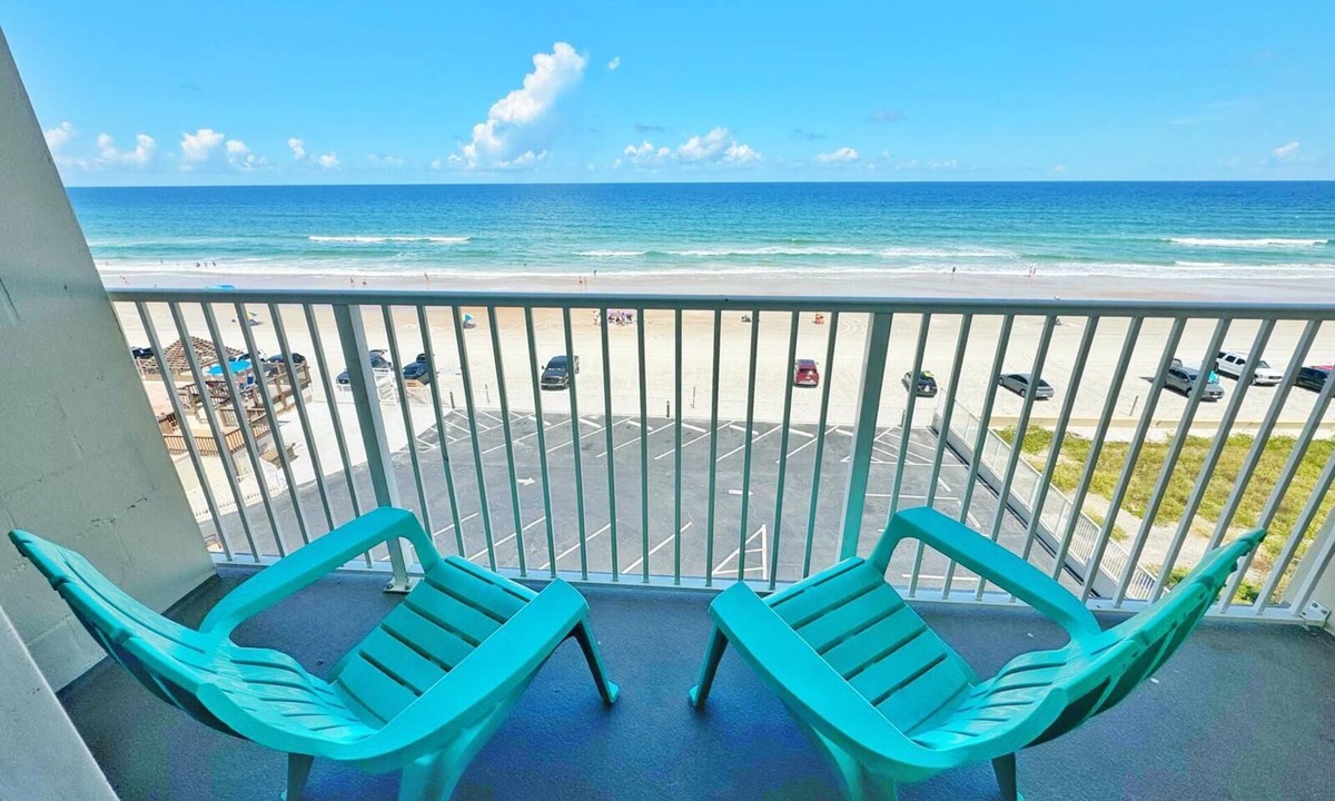 Bostwick Park Apartment | NEW! Stunning Ocean Front Studio Private Balcony
