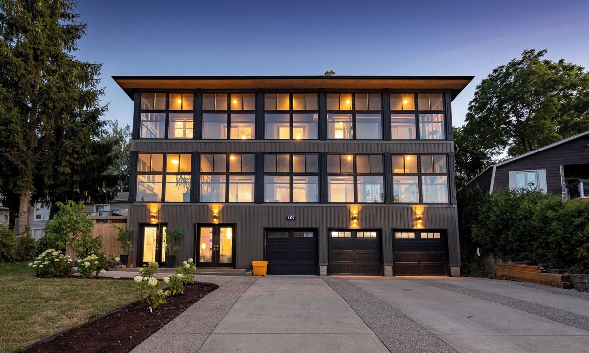 York - Haig Villa | *NEW* Stunning Waterfront Mansion | Hot Tub | Falls
